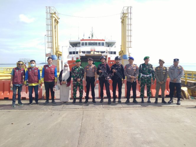 
 Personel Satpolairud Polres Bone Lakukan Pengamanan bekerjasama Dengan Polsek Pelabuhan Bojoe Dan Istansi Terkait Untuk Jaga Keamanan Di Pelabuhan