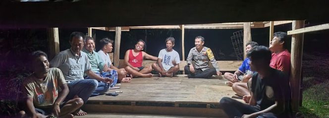 
 Bripka Zaenal   Titip Pesan Kamtibmas Pada Saat kunjugan pos kamling ,Tujuan Keamanan Polsek Tonra ,Polres Bone