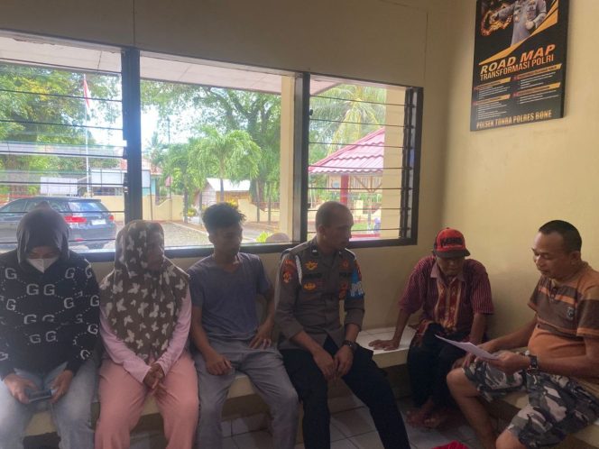 
 Kanit Provam Aipda Jumadi Lakukan Mediasi, Polsek Tonra, Polres Bone