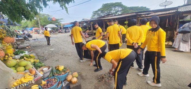 
 ‎Personil Polsek Palakka Turut Serta Bersihkan Sampah di Pasar Palakka