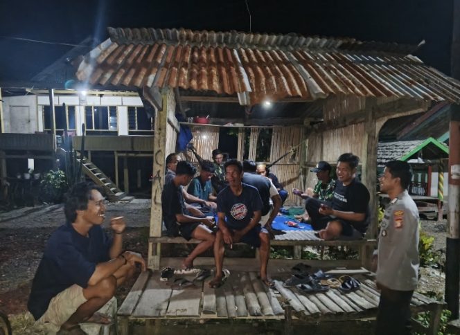 
 Patroli Malam di Tempat Kumpul Anak Muda, Bhabinkamtibmas Sampaikan Pesan Kamtibmas