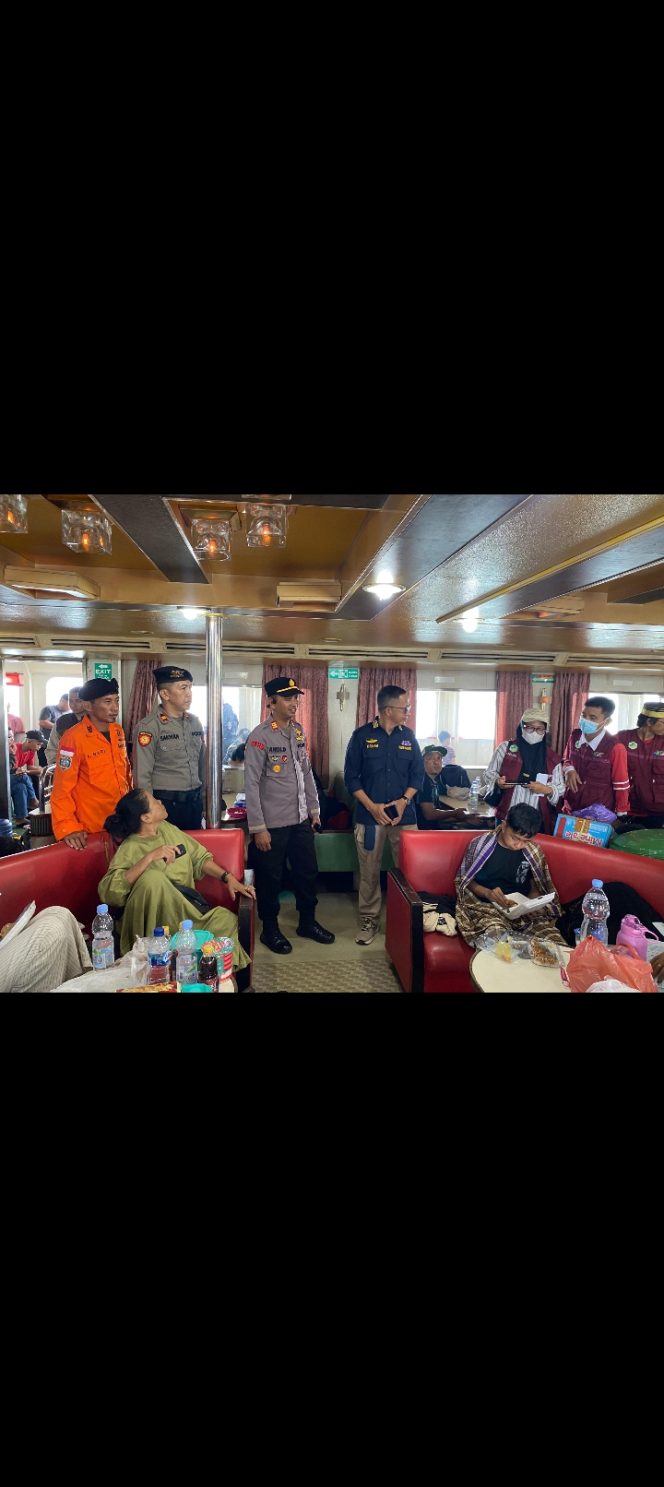 
 Padat Penumpang, Kapolsek Pantau Langsung Kondisi Penumpang Diatas Kapal Ferry