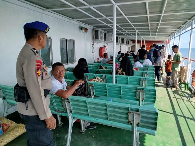 
 Personil Satpolairud Polres Bone Sambangi Penumpang Ferry, Ingatkan Hal ini Kepada Jasa Angkutan Laut