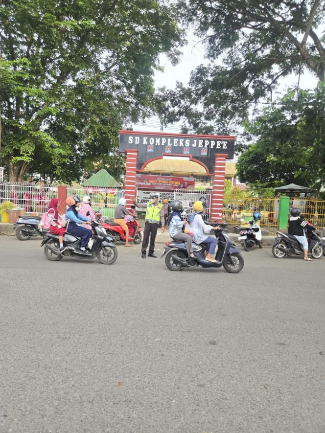 
 https://polresbone.com/2026/03/03/polantas-bone-intensifkan-commander-wish-sore-jaga-kelancaran-arus-lalu-lintas-selama-ramadhan/