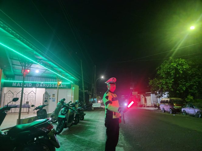 
 Demi Kelancaran Ibadah Tarawih, Polantas Bone Pam Gatur di Sejumlah Masjid