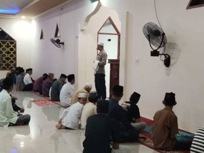 
 Kanit Bintibsos Sat Binmas Polres Bone Berikan Ceramah dan Himbauan Kamtibmas di Masjid Al-Haisyin