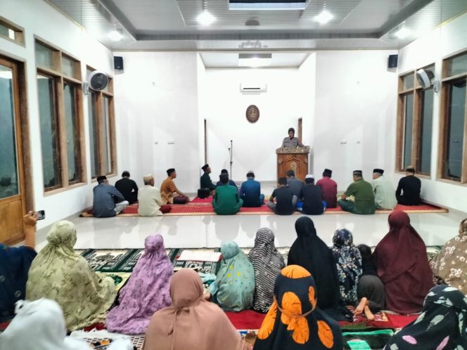 
 Kanit Binkamsa Sat Binmas Polres Bone Sampaikan Ceramah dan Himbauan Kamtibmas di Masjid Nene Azka