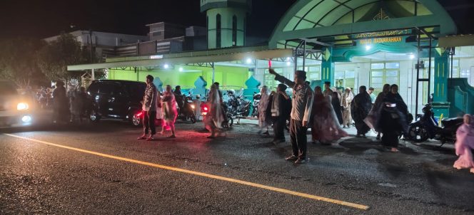 
 Demi kelancaran Ibadah Sholat Tarwi Personil Polsek Barebno PAM Gatur Di Depan Mesjid