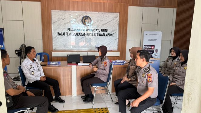 
 Sat Binmas Polres Bone Laksanakan Sambang dan Koordinasi Pembinaan Polsus di Bapas Watampone