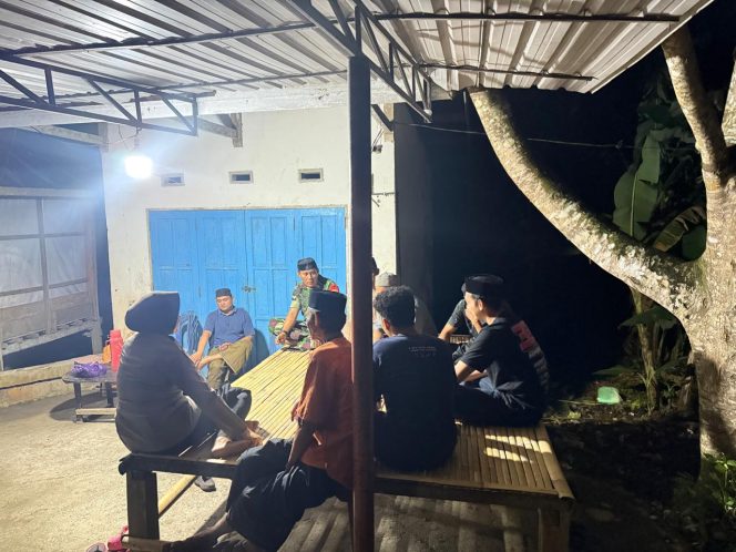 
 Bhabinkamtibmas dan Babinsa Berikan Himbauan Kamtibmas kepada Remaja Usai Shalat Tarawih