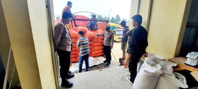 
 Kawal Penyerapan Jagung Pipil ke Gudang Bulog Kompleks Aspold Bhangkara Oleh Polisi Penggerak