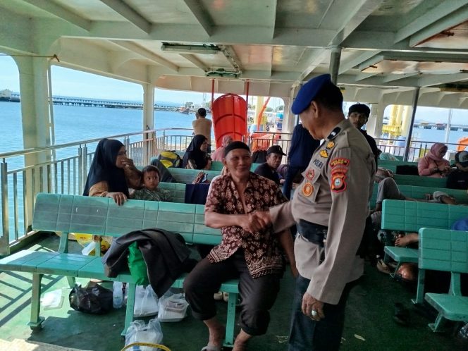 
 Personel Satpolairud Polres Bone Sampaikan Pesan Kamtibmas, Lakukan Sambang Diatas Kapal Ferry