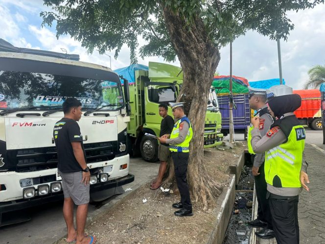 
 Ops Ketupat, Satlantas Polres Bone Gelar Imbauan Jam Operasional Kendaraan Barang di Pelabuhan Bajoe