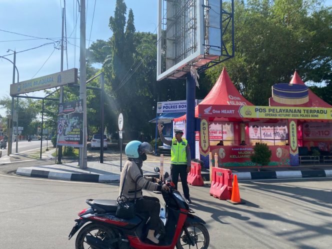 
 Berikan Rasa Nyaman, Polantas Bone Intensifkan Pengaturan Lalu Lintas di Pos Pam Ops Ketupat