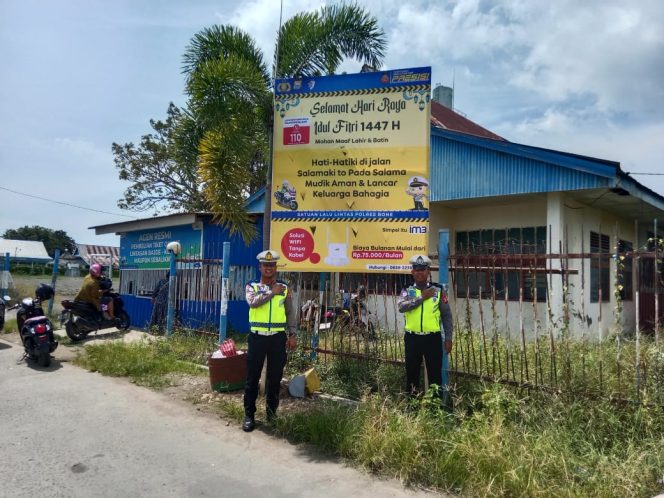 
 Satlantas Polres Bone Pasang Spanduk Imbauan Antisipasi Kecelakaan