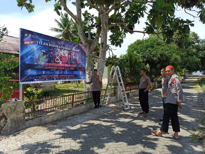 
 ersonel Polsek Barebbo Pasang Spanduk Sosialisasi Penerimaan Terpadu Anggota Polri 2026