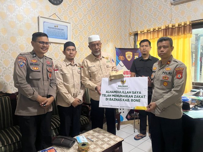 
 Personel Polres Bone Salurkan Zakat Fitrah melalui UPZ ke Baznas Kabupaten Bone