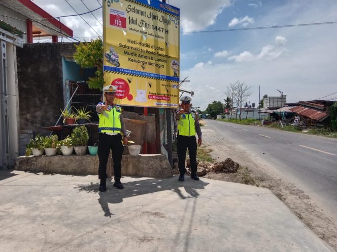 
 Ops Ketupat, Sat Lantas Polres Bone Pasang Spanduk Imbauan Keselamatan