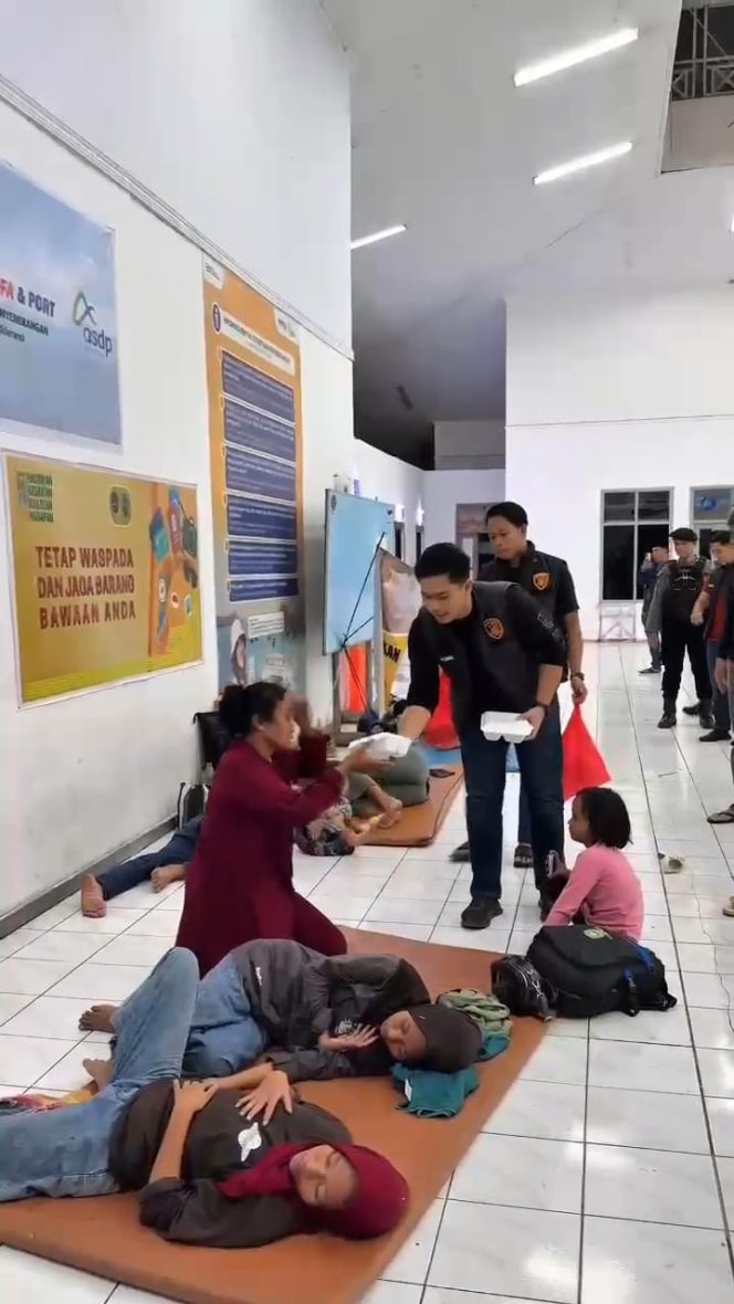 
 Satreskrim Polres Bone Gelar Patroli Dini Hari, Bagikan Sahur dan Jaga Kamtibmas