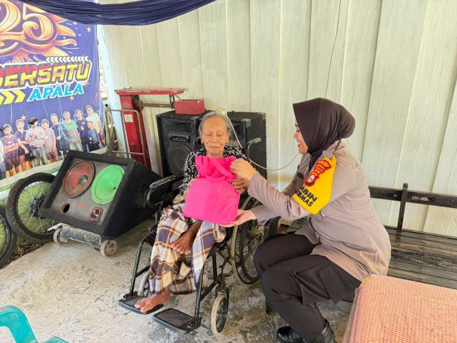 
 Bhabinkamtibmas Polsek Barebbo Laksanakan DDS dan Berbagi Sembako di Desa Parippung