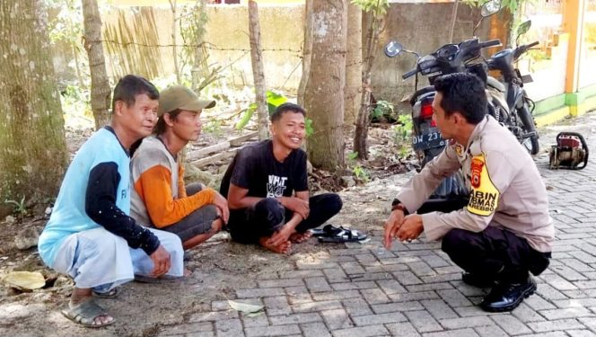 
 Bhabinkamtibmas Polsek Barebbo Sambang Warga Desa Corawali, Sampaikan Pesan Kamtibmas
