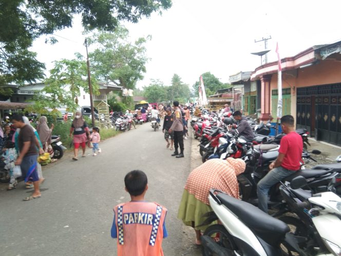 
 Pasar Apala Dipadati Warga Jelang Idul Fitri, Personel Polsek Barebbo Lakukan Pengamanan Arus Lalu Lintas