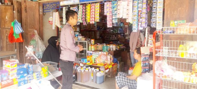 
 Bhabinkamtibmas Aipda Hendra EM Sambangi Pedagang Pasar Apala, Ingatkan Waspada Uang Palsu dan Penipuan