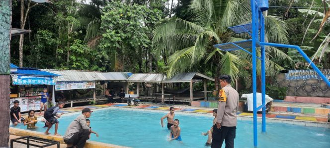 
 Polsek Barebbo Pantau Aktivitas Warga di Tempat Wisata pada Hari Pertama Idul Fitri 2026