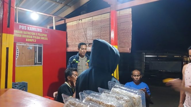 
 Sambang pos satkamling, Aiptu Arwin ajak warga tingkatkan kewaspadaan