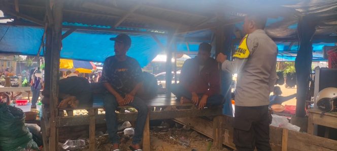 
 Bhabinkamtibmas Aiptu Ulpiadi Sambangi Warga di Pasar, Sampaikan Himbauan Kamtibmas