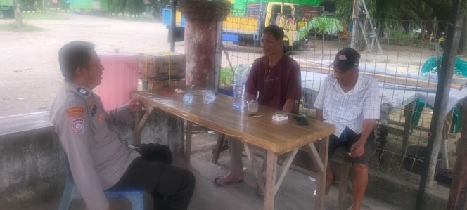 
 Wujudkan Lingkungan Aman, Aiptu Ulpiadi Keliling Wilayah Binaan Temui Warga