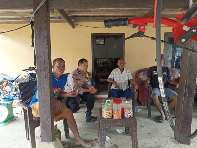 
 Rutinitas Sambang Terus Berjalan, Aiptu Aras Patarai Dekatkan Diri dengan Masyarakat
