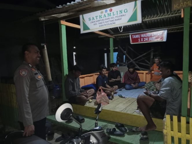 
 Bhabinkamtibmas Bripka Wiwin Susanto Kunjungi Poskamling, Ajak Warga Aktif Jaga Keamanan Lingkungan