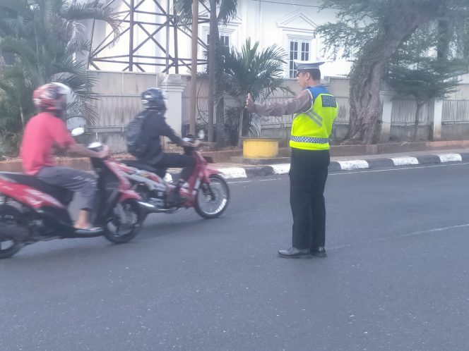 
 Hadir di Tengah Aktivitas Warga, Unit Lantas Polsek Tanete Riattang Lancarkan Arus Kendaraan