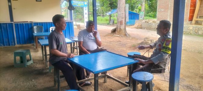 
 Jalin Kedekatan, Aiptu Ulpiadi Asyik Berbincang Bersama Warga di Wilayah Binaan