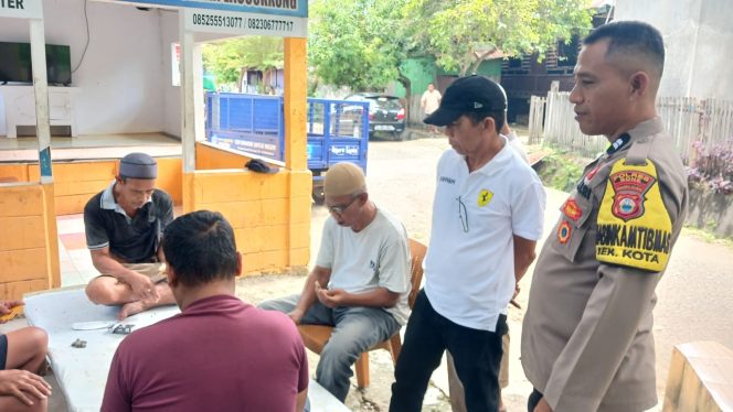 
 Aiptu Arwin Tinjau Pos Satkamling Laccokkong, Perkuat Sinergi Warga dalam Menjaga Keamanan