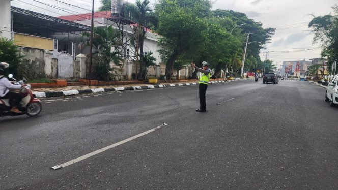 
 Unit Lantas Polsek Tanete Riattang Rutin Atur Lalu Lintas Demi Kelancaran Pengguna Jalan