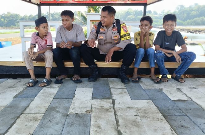 
 Aipda Hamdan Tanamkan “Polisi Sahabat Anak” Lewat Kedekatan dengan Anak di Wilayah Binaan