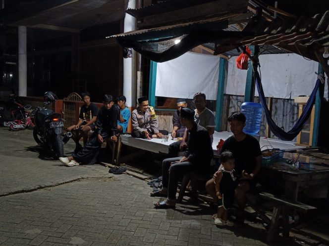 
 Perkuat Sistem Keamanan Lingkungan, Bhabinkamtibmas Aiptu Muhammad Aras Patarai Kunjungi Satkamling Benteng