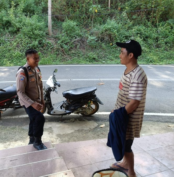 
 Sambang Warga, Aipda Hamdan Pastikan Lingkungan Teppoe Tetap Aman