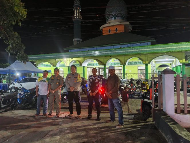 
 Personel Polsek Tanete Riattang Laksanakan Pengamanan Shalat Tarawih di Masjid Az Zikra