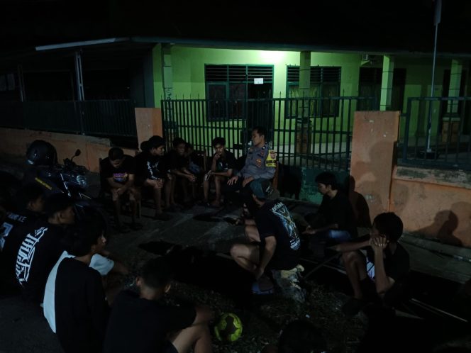 
 Patroli dan Sambang Pemuda, Aiptu Muhammad Aras Tekankan Pentingnya Kondusifitas di Tanete Riattang Timur
