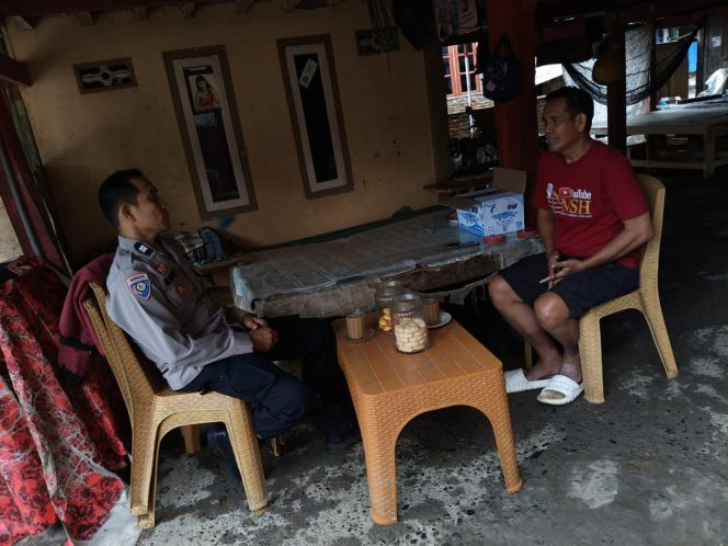 
 Turun Langsung ke Rumah Warga, Bhabinkamtibmas Pastikan Lingkungan Kondusif