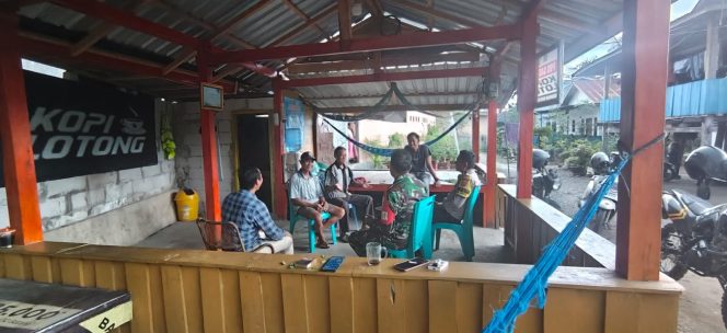 
 Kompak Jaga Kamtibmas, Polisi dan Warga Perkuat Kebersamaan di Pos Satkamling