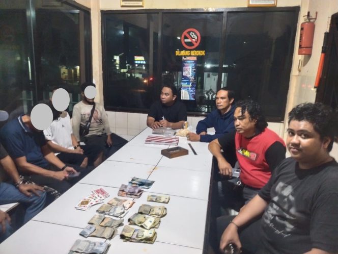 
 Tak Ada Ruang untuk Judi, Tim Opsnal III Reskrim Polsek Tanete Riattang Amankan Lima Pelaku di Kompleks Pasar Palakka