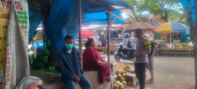 
 Ciptakan Pasar Aman dan Tertib, Bhabinkamtibmas Lakukan Sambang di Palakka