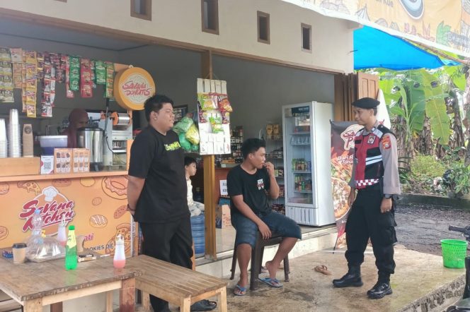 
 Aiptu Ilyas Lakukan Patroli, Menjaga Kondisi Kamtibmas di Keluragan Tokaseng