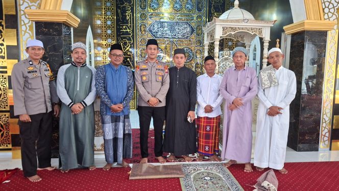 
 Hadir di Masjid Desa Lamuru, Kapolsek Tellu Siattinge Beri Ceramah Kamtibmas