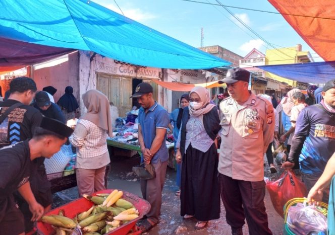 
 Polsek Ajangale Laksanakan Patroli di Pasar Pompanua, Jaga Keamanan Pasar