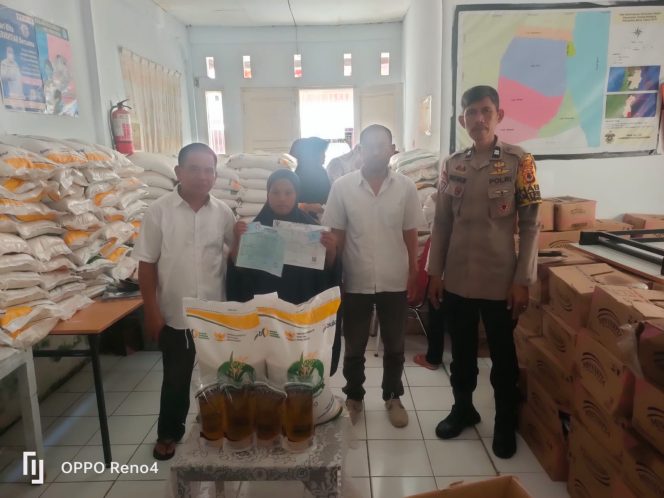 
 Bantuan Pangan untuk Warga Tersalurkan Lancar, Aiptu Baso Halim Turun Langsung Pantau Kegiatan